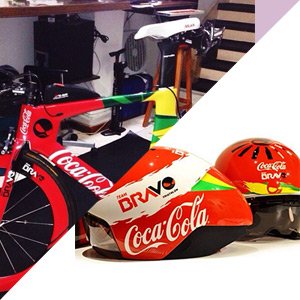 Design dos capacetes e da Bike da equipe TEAM BRAVO TRIATHLON.